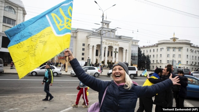 Деокупація Херсона, жителі на вулицях радіють українським військовим, листопад 2022 року