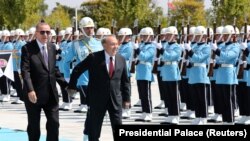Президент Казахстана Нурсултан Назарбаев (справа) на церемонии приветствия держит за руку своего турецкого коллегу Реджепа Тайипа Эрдогана. Анкара, 13 сентября 2018 года.