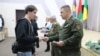 Цырымонія ўручэньня павестак прызыўнікам у Івацэвічах на Берасьцейшчыне. 15 кастрычніка 2025
