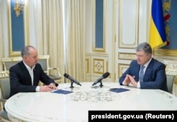 Then-President Petro Poroshenko (right) meets with head of the SBU, Vasyl Hrytsak, in Kyiv in March 2018. Experts believe Poroshenko lacked the political will to carry out reforms of the agency.