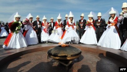 Жасырын камера сиып жатқан қалыңдық