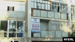 La Nisporeni... „Moldova merită mai mult” (Foto Iuri Baranovschi)