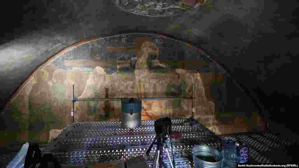 Реставратори відмивають фрески і мозаїки ХІ сторіччя у храмі