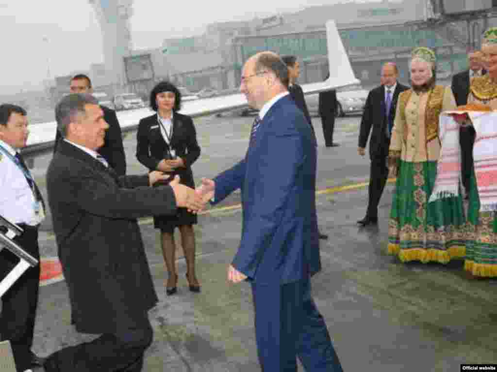 Свердлау өлкәсе губернаторы Александр Мишарин Рөстәм Миңнехановны каршы ала