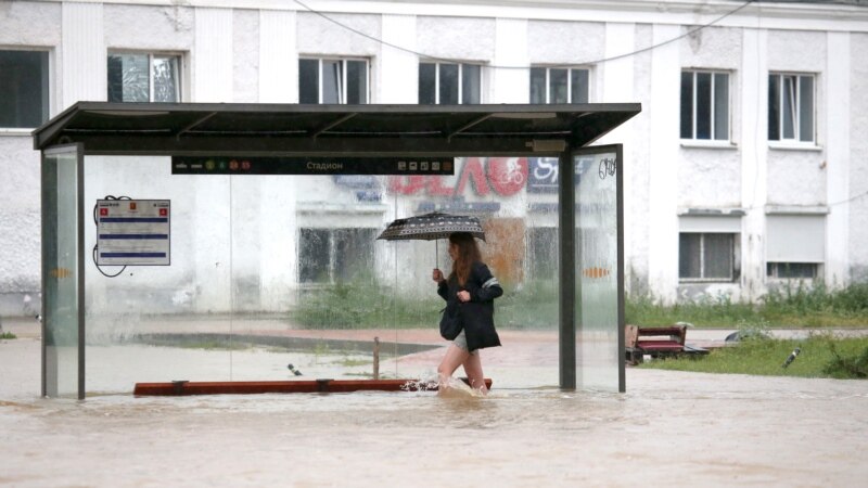 Наводнение в Керчи: затоплены дома и улицы, жителей готовят к эвакуации (фотогалерея)
