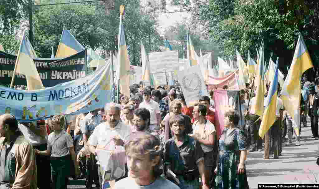 Представники &laquo;Кальміуської паланки&raquo; під час відзначення 500-ліття Запорозького козацтва. &laquo;Кальміуська паланка&raquo; &ndash; громадська організація, що виникла на ґрунті козацького відродження на Донеччині протягом 1989&ndash;1990 років і взяла історичну назву Кальміуської паланки Запорозького козацтва