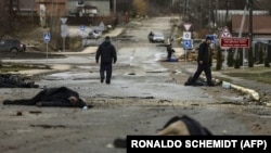La retragerea din orașul Bucea, în apropiere de Kiev, rușii au lăsat în urmă un măcel. Imaginile cu civili cu mâinele legate la spate, zăcând morți, pe străzi, au șocat întreaga lume. Fotografie din 2 aprilie 2022.