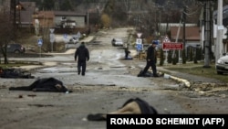 Тіла цивільних осіб, які, за словами місцевих жителів, були вбиті російськими військовими в Бучі Київської області, 3 квітня 2022 року