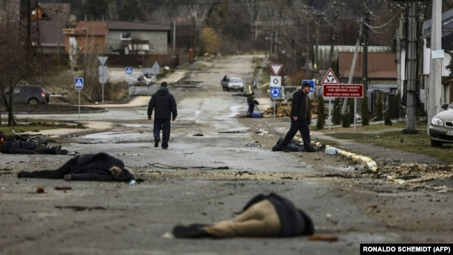 Целы нябожчыкаў у вызваленай Бучы. На здымках Reuters і AFP, зробленых у высокай якасьці, целы відаць і з аднаго, і з другога канца вуліцы. На беларускіх дзяржаўных СМІ якасьць здымкаў рэзка заніжаная