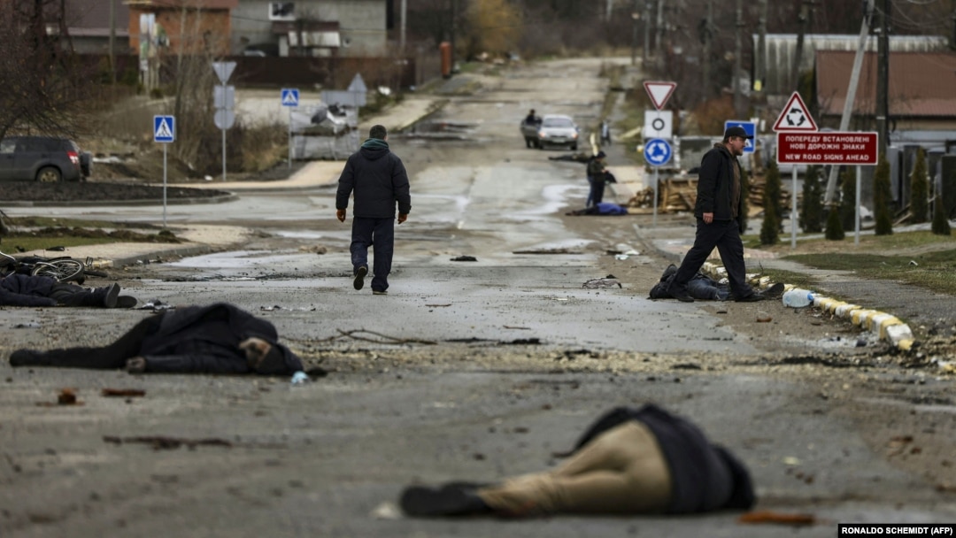 La retragerea din orașul Bucea, în apropiere de Kiev, rușii au lăsat în urmă un măcel. Imaginile cu civili cu mâinele legate la spate, zăcând morți, pe străzi, au șocat întreaga lume. Fotografie din 2 aprilie 2022.