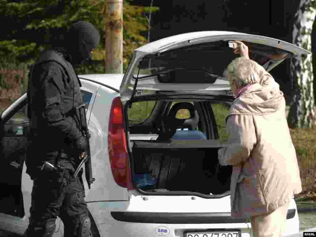 Policija je u Beogradu još jednom pretresla kuću haškog optuženika Ratka Mladića, ali najtraženiji bjegunac ni ovoga puta nije pronađen, 23.02.2010. Foto: Vesna Anđić 