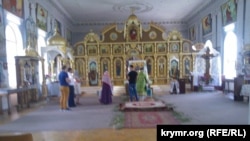 Обряд крещения в церкви УПЦ Киевского патриархата в Симферополе