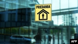 Indicator „Spre adăpost” la un centru de birouri din Vilnius, pe 20 mai 2026. 