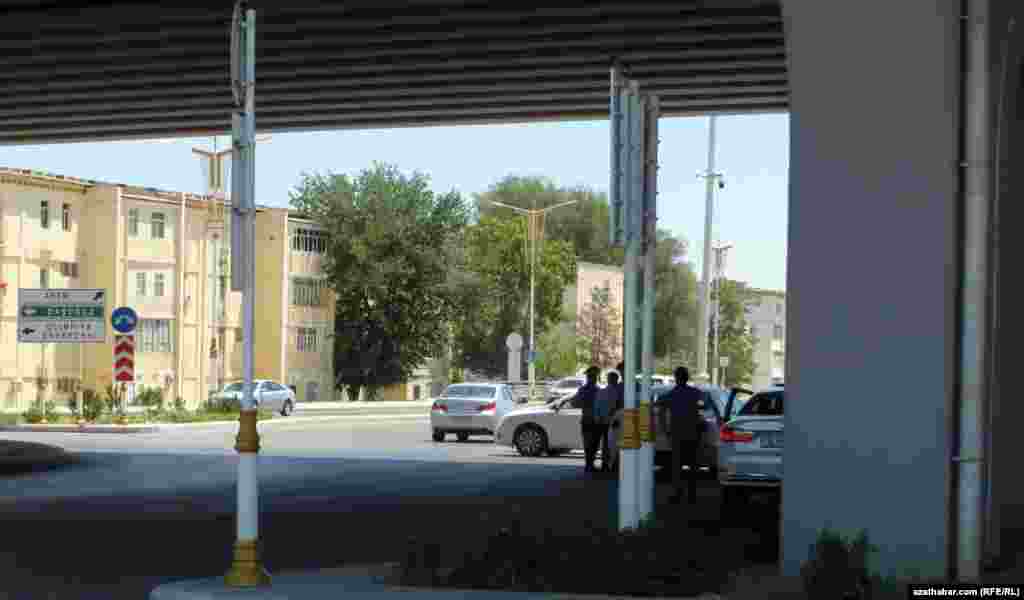 &quot;Oguzhan&quot; köçesi bilen &quot;Baba Annanow&quot; köçesiniň çatrygyndaky köprüniň aşagynda ýol gözegçilik gullugynyň işgärleri awtoulaglary saklap barlaýarlar.