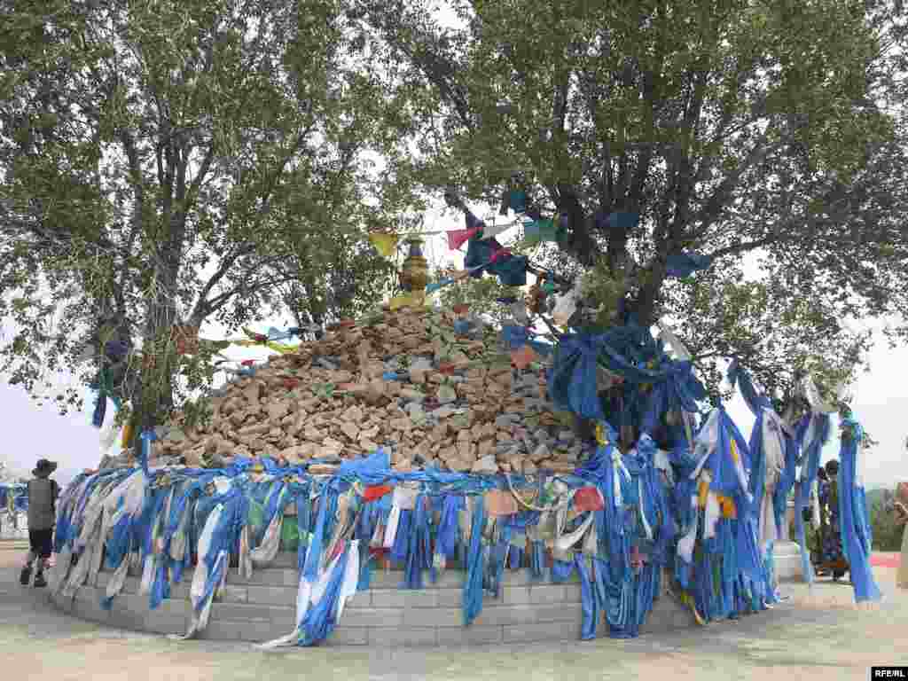 Ички Монголиядан башка аймактарда жашаган монголдор таптакыр башка уламыштарды айтышат, бирок ордостуктар 1956-жылы өз уламышын ого бетер бекемдөө үчүн Чыңгыз-хандын бир жарым гектар аянтты ээлеген “көрүстөн жайын” куруп алышкан.