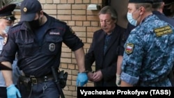 Mikhail Yefremov is escorted out of the courthouse after his verdict was announced in Moscow on September 8, 2020.