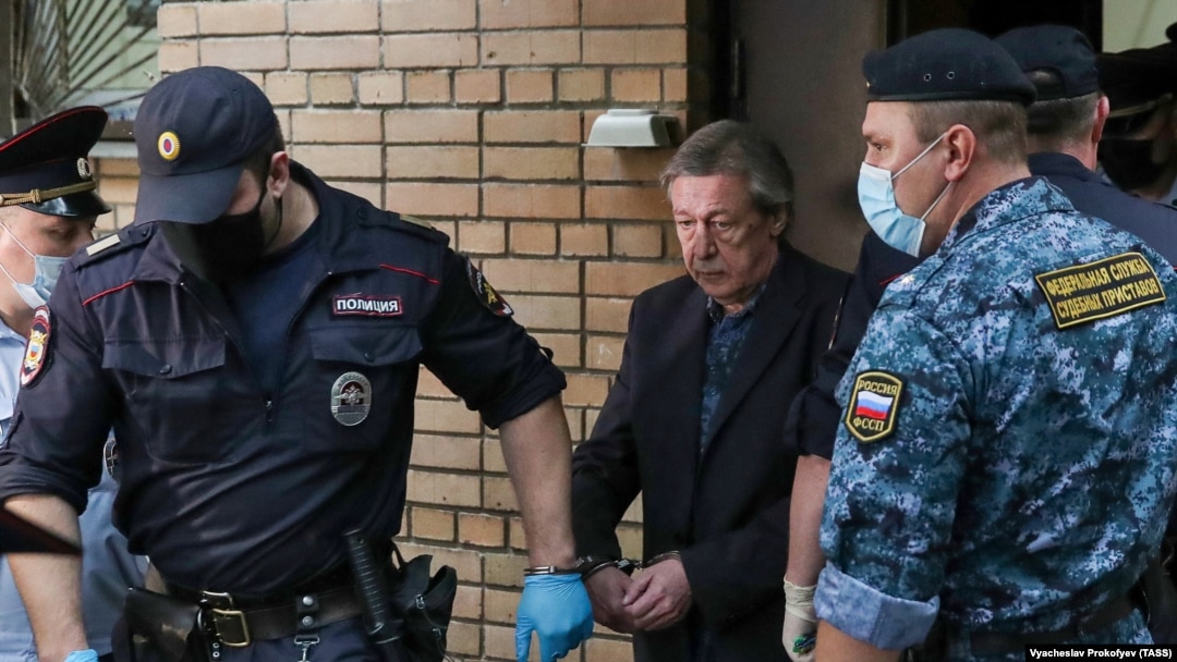 Михаил Ефремов в сопровождении сотрудников ФСИН перед доставкой на очередной заседание суда по его делу