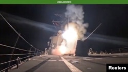 Projektil lansiran sa vojnog broda, na neidentifikovanoj lokaciji. Screenshot iz videa koje je objavilo američko Ministarstvo rata, 25. decembar 2025.