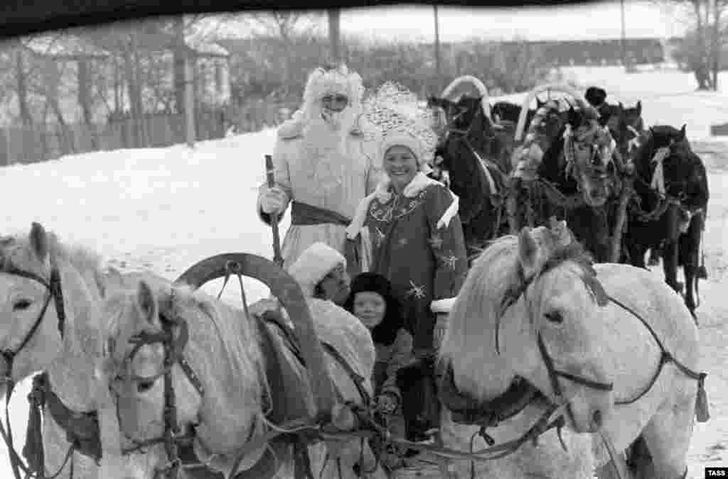 Дзед Мароз і Сьнягурка катаюцца на санках у расейскім Ергальскім саўгасе ў 1982 г.