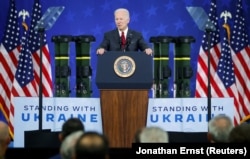 Президент США Джо Байден выступает с речью о военной помощи Украине во время визита на оружейный завод Lockheed Martin, на котором производят противотанковые ракеты Javelin. Трой, штат Алабама, 3 мая 2022 года