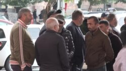 «Մենք միգրանտ չենք». ՌԴ բեռներ փոխադրող մի խումբ վարորդների բողոքի ակցիան՝ կառավարության շենքի առջև
