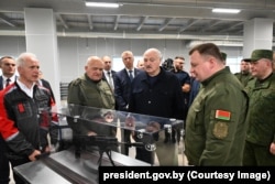 Лукашэнка падчас наведваньня вытворчасьці зброі беларускай кампаніі "Кідма Тэк", якая знаходзіцца ў санкцыйным спісе ЗША, 18 жніўня 2026