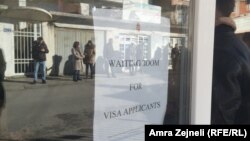 Veliki broj zahteva za vizu, ljudi u redu ispred Ambasade Mađarske u Prištini
