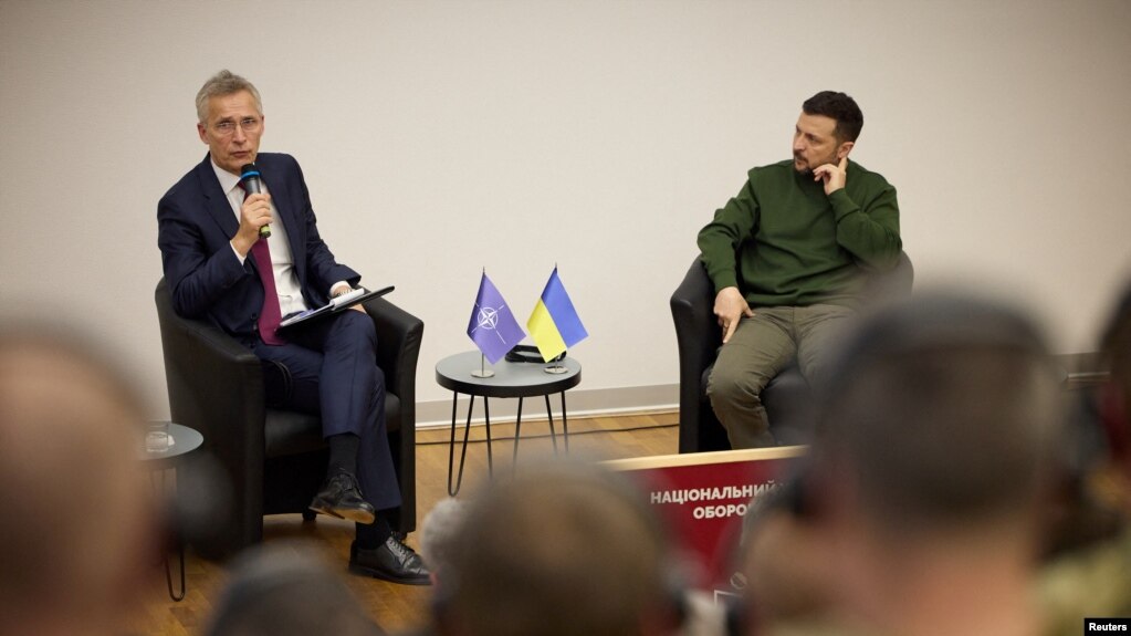 Генеральний секретар НАТО Єнс Столтенберґ і президент України Володимир Зеленський під час зустрічі з офіцерами у Національному університеті оборони України в Києві, Україна, квітень 2024 року
