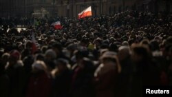 Locuitori ai capitalei poloneze Varșovia privesc transmisiunea funeraliilor primarului din Gdansk Pawel Adamowicz, 19 ianuarie 2019