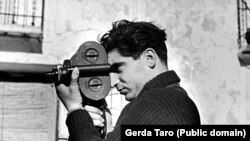 Celebrul fotograf Robert Capa, în timpul Războiului Civil din Spania, May 1937.