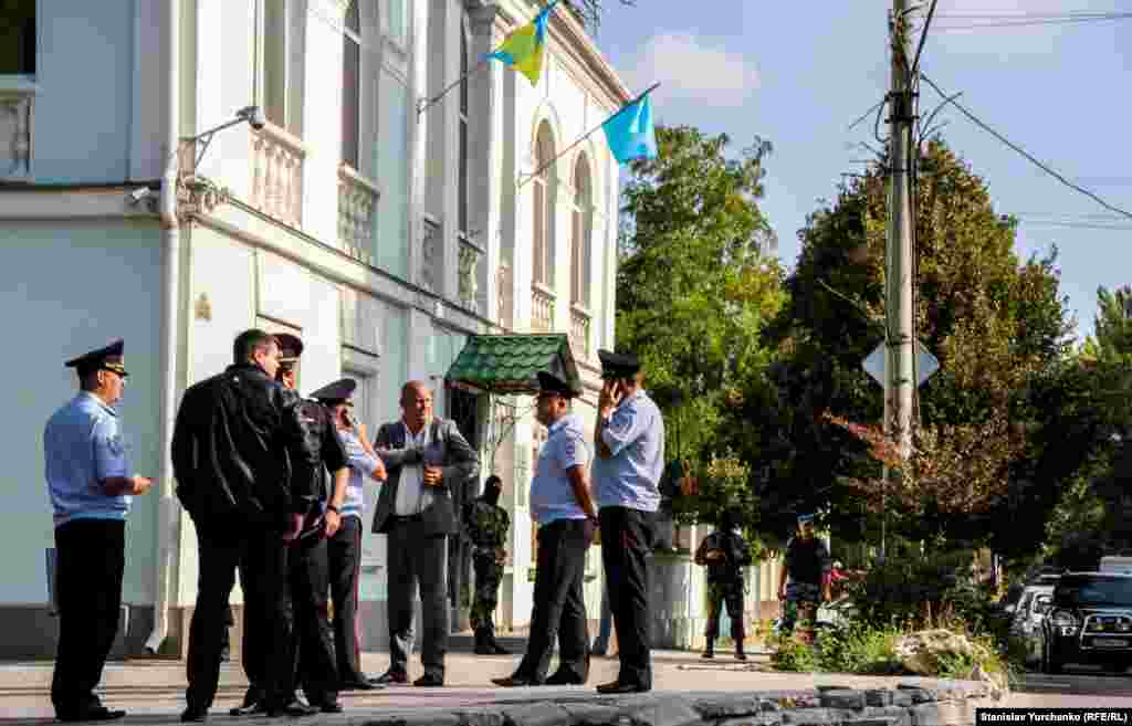 Российские силовики в здании Меджлиса крымских татар, 16 сентября 2014 года