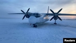 هواپیمای روسی فرود آمده بر روی رودخانه یخ‌زده کولیما