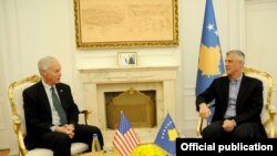 Hašim Tači i Ron Džonson na Kosovu