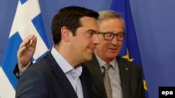 Preşedintele Comisiei Europene, Jean-Claude Juncker (dreapta) şi premierul Greciei, Alexis Tsipras, la Bruxelles