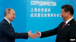 Президент России Владимир Путин и председатель КНР Си Цзиньпин (Уфа, 10 июля 2015 года)