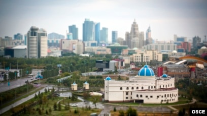 Терезеден жасырылған ауыл моншасындағы порно видео түсірілген