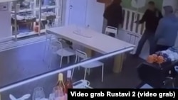 ბესიკის ქუჩაზე მდებარე კაფეში დამონტაჟებული სათვალთვალო კამერის ჩანაწერი, სადაც ჩანს, როგორ აკავებენ იარაღიან არასრულწლოვანს დემონსტრანტები.