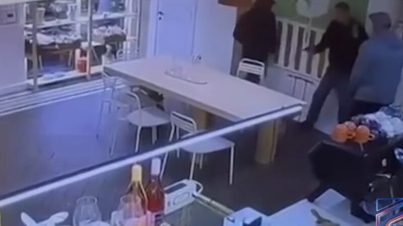 "რუსთავი 2" აქვეყნებს კადრებს და ამბობს, რომ იარაღიან არასრულწლოვანზე აქციის მონაწილეებმა იძალადეს