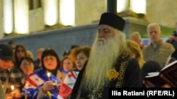 არქიმანდრიტი დოროთე პარლამენტთან მიმდინარე აქციაზე.