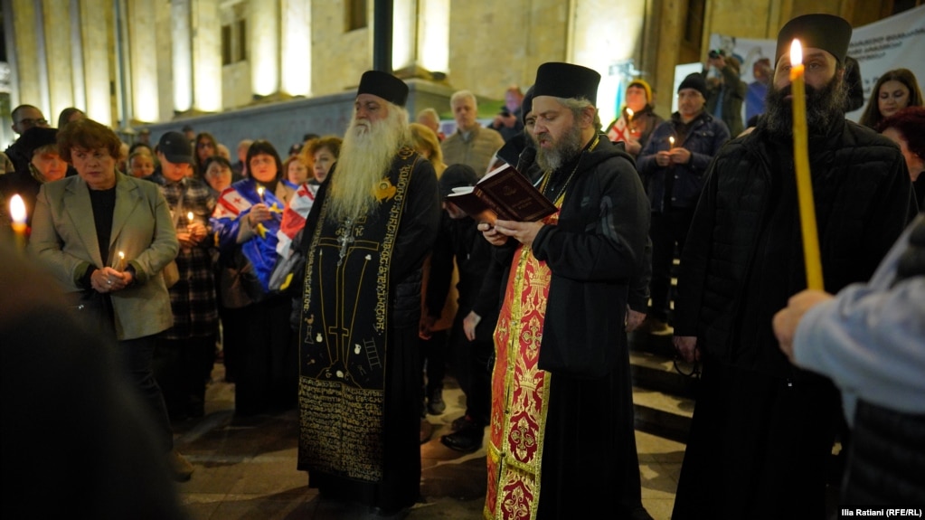 Дороте Курашвілі біля будівлі парламенту у Тбілісі