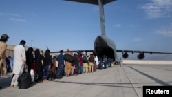 Qytetarët afganë duke u larguar nga aerporti i Kabulit përmes një avioni të ushtrisë amerikane. 24 gusht 2021.