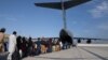 Посадка пасажирів на військовий літак Повітряних сил США C-17 Globemaster III для евакуації з Афганістану, 24 серпня 2021 року