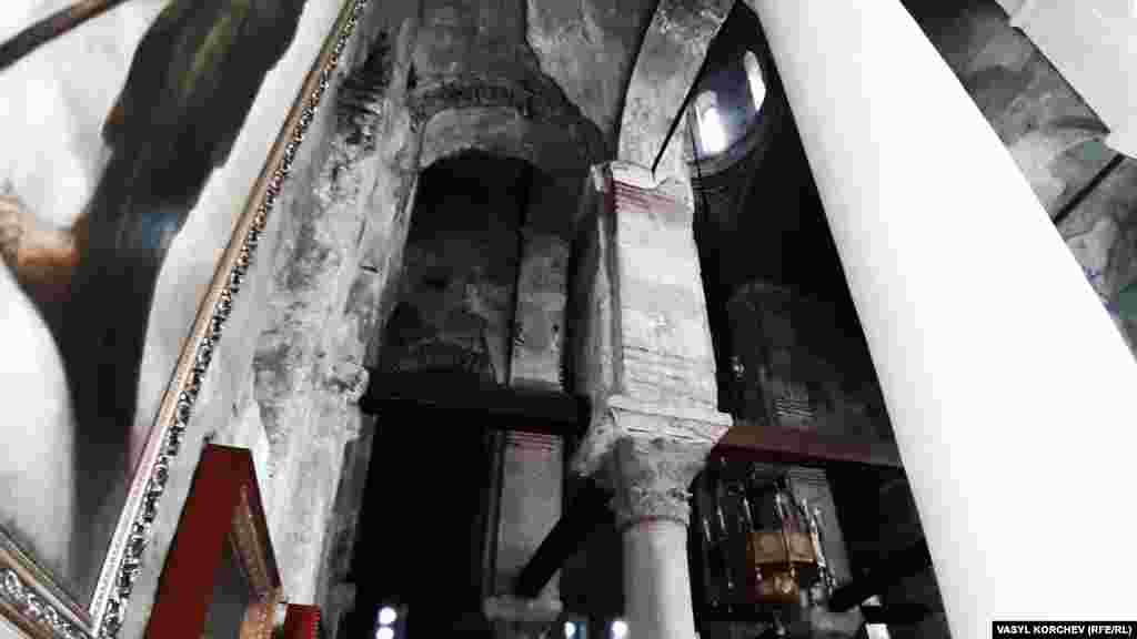 По мере того как посетители заходят в храм, их взглядам открываются древние стены и колонны. Купол постройки частично скрыт в темноте, через узкие окна пробиваются лучи света