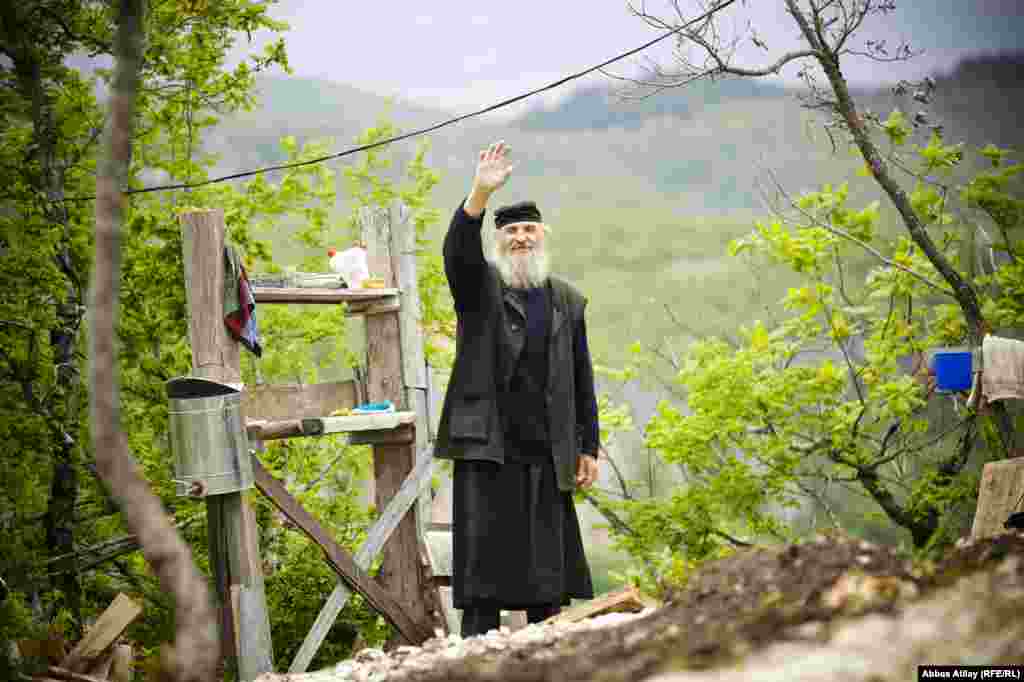 Rahib Maksim Kavtaradze ilə sağollaşıb qayadan pəlləkənlərlə enirik. Biz qayıdırıq, rahib yenidən tərkidünya həyatına davam edir.