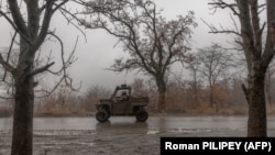 Ілюстраційне фото. Український військовий на дорозі до Часового Яру, Донеччина, грудень 2024 року