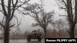 Ілюстраційне фото. Український військовий на дорозі до Часового Яру, Донеччина, грудень 2024 року