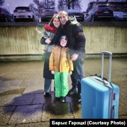 Павел Севярынец пасьля вызваленьня з жонкай Вольгай і сынам Францішкам, сьнежань 2025