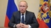 Руският президент Владимир Путин по време на телевизионното обръщение, в което отменя насрочения за април референдум заради заразата с COVID-19