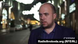 Економічний журналіст Сергій Щербина каже, що ім'я Фукса в українських ЗМІ почало з'являтися у 2015 році