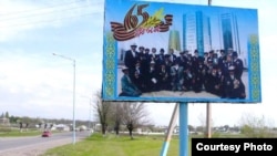 Шымкент-Ленгір тасжолы бойындағы бұл билбордты бірнеше күннен соң алып тастады. Сәуір, 2010 жыл.